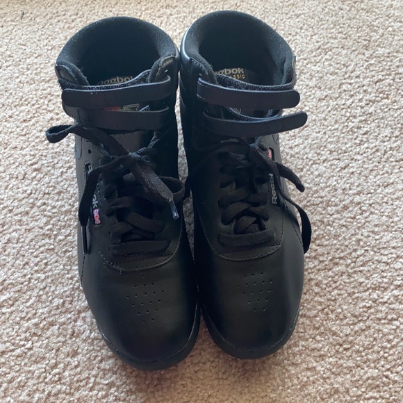 Reebok Shoes - Reebok high top shoe black, size 8.5